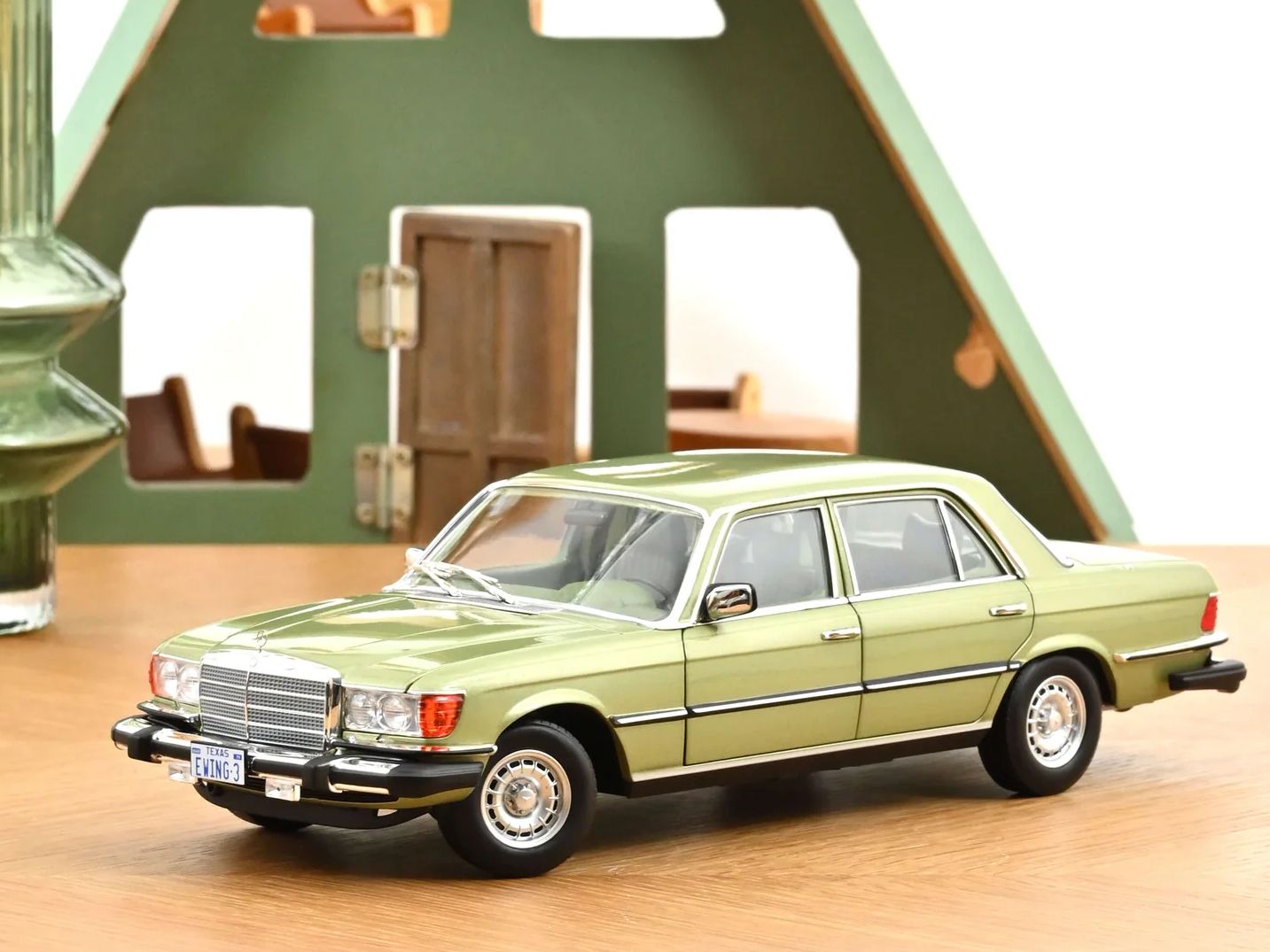 1:18 Norev - Mercedes-Benz 450 SEL Silvergreen US TV Version 1979