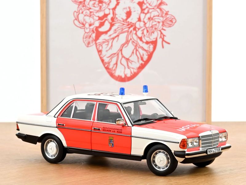 1:18 Norev - Mercedes 200 1984 Notarzt 1:18 Norev - Mercedes 200 1984 Notarzt