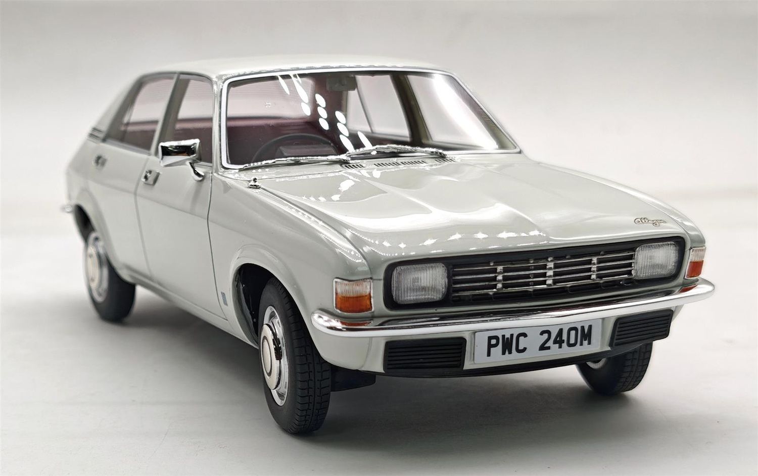 1:18 Cult Models - Austin Allegro Glacier white 1973