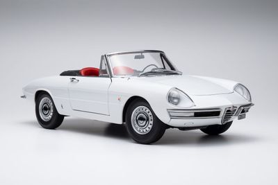 1:18 Touring Model Cars - Alfa Romeo 1600 Duetto Spider 1966 - Bianco Farina
