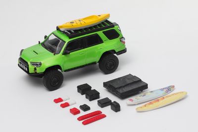 1:64 GCD - Toyota 4 Runner Modified Version *LHD* with accessories, green 1:64 GCD - Toyota 4 Runner Modified Version *LHD* with accessories, green