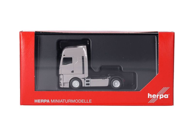1:87 Herpa - MAN TGX GX Zugmaschine 2achs (mit Spiegelkameras), platingrau 1:87 Herpa - MAN TGX GX Zugmaschine 2achs (mit Spiegelkameras), platingrau
