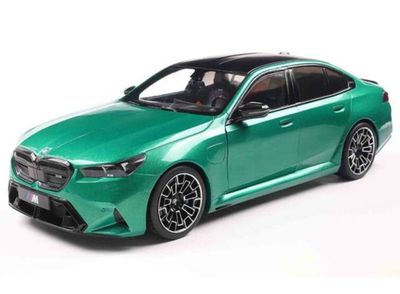 1:18 Solido - 2025 BMW M5 (G90) sedan, Isle of man green metallic 1:18 Solido - 2025 BMW M5 (G90) sedan, Isle of man green metallic