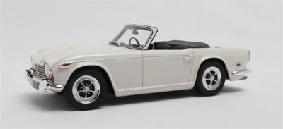 1:18 Cult Models - Triumph TR5 P.I. white '67-'68 1:18 Cult Models - Triumph TR5 P.I. white '67-'68