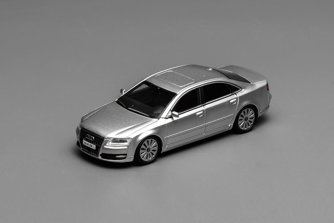 1:64 Motorhelix - 2008 Audi A8 L W12 Quattro Silver