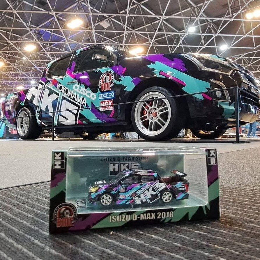 1:64 BM Creations - 2018 Isuzu D-Max Low Rider *HKS* (TDE2025)