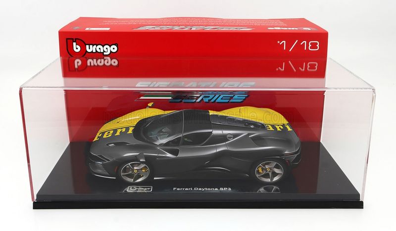 1:18 Bburago - 2022 Ferrari Daytona SP3 Special Livery Giallo Modena - Shiny Carbon *Mit Vitrine*
