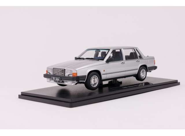 1:18 Triple9 - 1985 Volvo 760, silver metallic