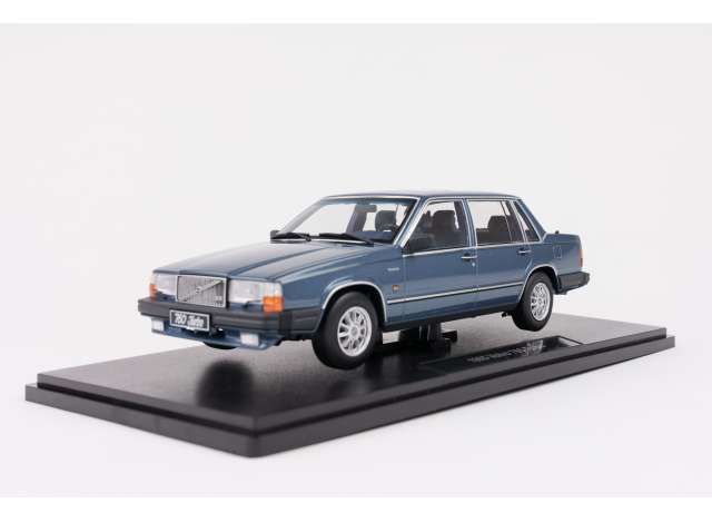 1:18 Triple9 - 1985 Volvo 760, blue metallic