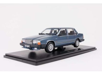 1:18 Triple9 - 1985 Volvo 760, blue metallic 1:18 Triple9 - 1985 Volvo 760, blue metallic
