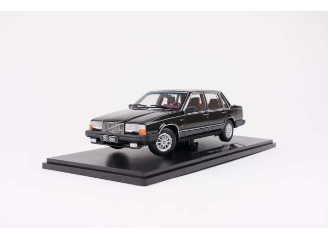 1:18 Triple9 - 1985 Volvo 760, black