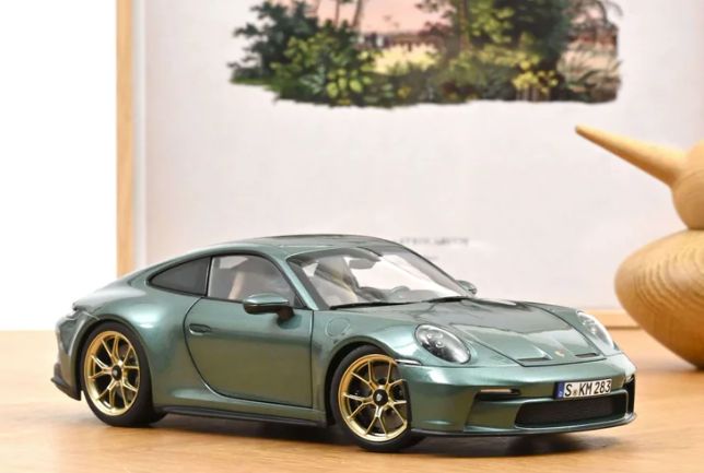 1:18 Norev - Porsche 911 GT3 with Touring Package 2021 Malachite Green met.