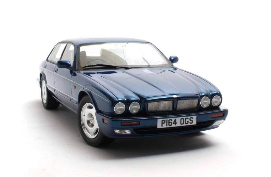 1:18 Cult Models - Jaguar XJR X300 Antigua Blue RHD 1:18 Cult Models - Jaguar XJR X300 Antigua Blue RHD