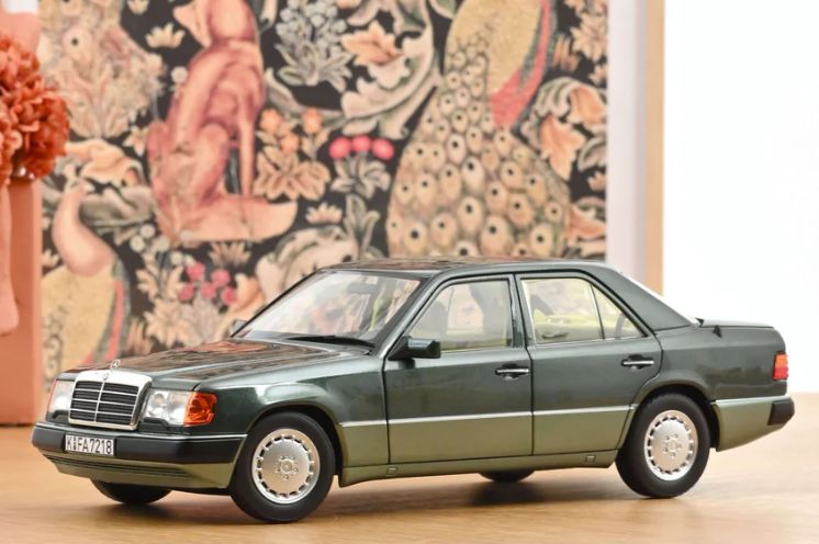 1:18 Norev - Mercedes-Benz 230 E 1990 Night Green metallic