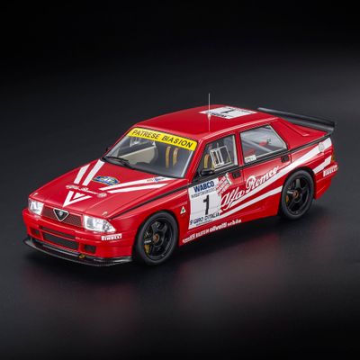 1:18 Top Marques - Alfa Romeo 75 TURBO EVO IMSA (1988) – No.1 R.Patrese / M. Biasion / T. Siviero – Winner Giro d’Italia 1988 1:18 Top Marques - Alfa Romeo 75 TURBO EVO IMSA (1988) – No.1 R.Patrese / M. Biasion / T. Siviero – Winner Giro d’Italia 1988