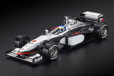 1:18 GP Replicas - McLaren F1 Mercedes MP4/13 #8 World Champion Japan Winner GP 1998 Mika Hakkinen (Mit Polit Figur)