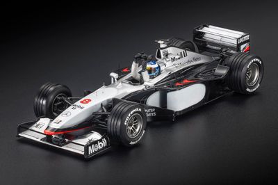 1:18 GP Replicas - McLaren F1 Mercedes MP4/13 #8 World Champion Pole Position and Winner German GP 1998 Mika Hakkinen (Mit Polit Figur)