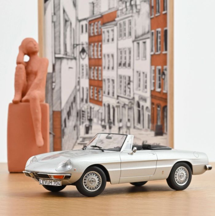 1:18 Norev - Alfa Romeo 2000 Spider 1973 Silvergrey metallic 1:18 Norev - Alfa Romeo 2000 Spider 1973 Silvergrey metallic