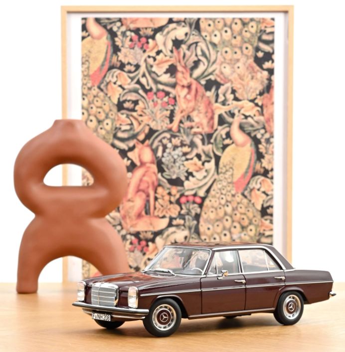 1:18 Norev - 1968 Mercedes Benz 200 Sedan (W115) Dark Red 1:18 Norev - 1968 Mercedes Benz 200 Sedan (W115) Dark Red