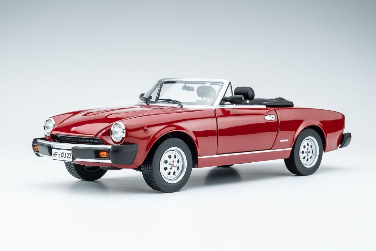 1:18 Touring Modelcars - Pininfarina Spidereuropa 1982 - rosso