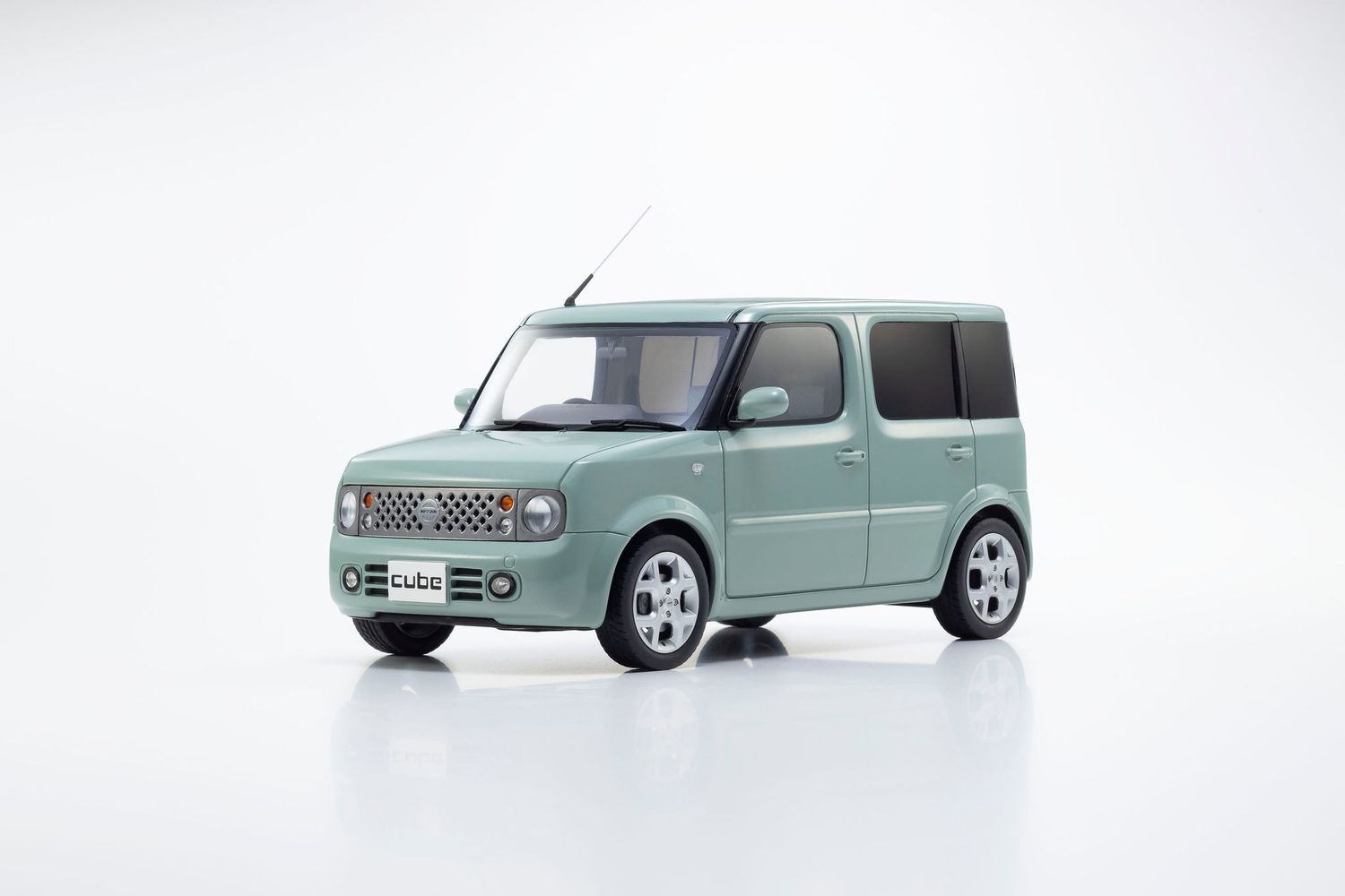 1:18 Kyosho - 2003 Nissan Cube Light Green 1:18 Kyosho - 2003 Nissan Cube Light Green