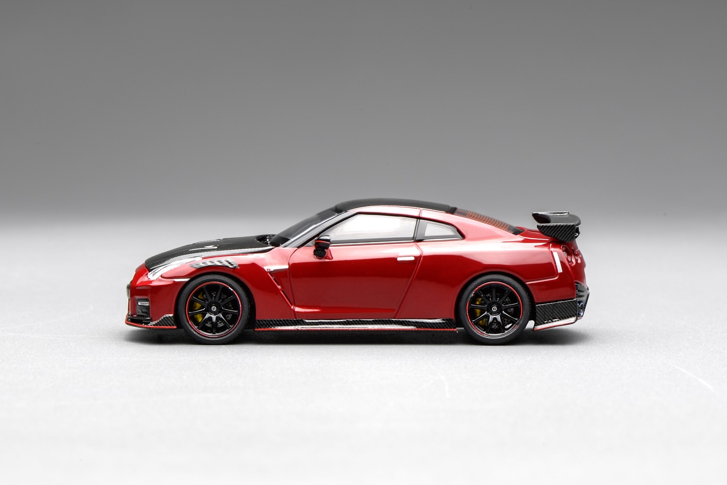 1:64 Motorhelix - 2022 Nissan GT-R NISMO (R35) Special Edition Red