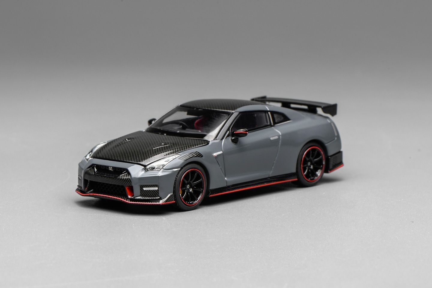 1:64 Motorhelix - 2022 Nissan GT-R NISMO (R35) Special Edition Grey