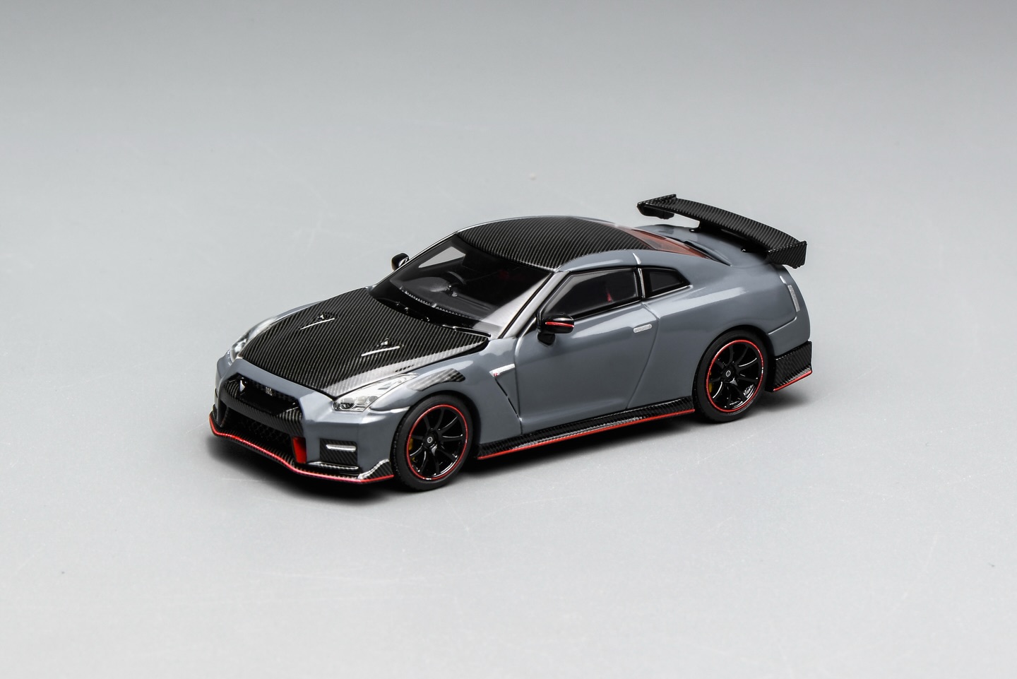 1:64 Motorhelix - 2022 Nissan GT-R NISMO (R35) Special Edition Grey