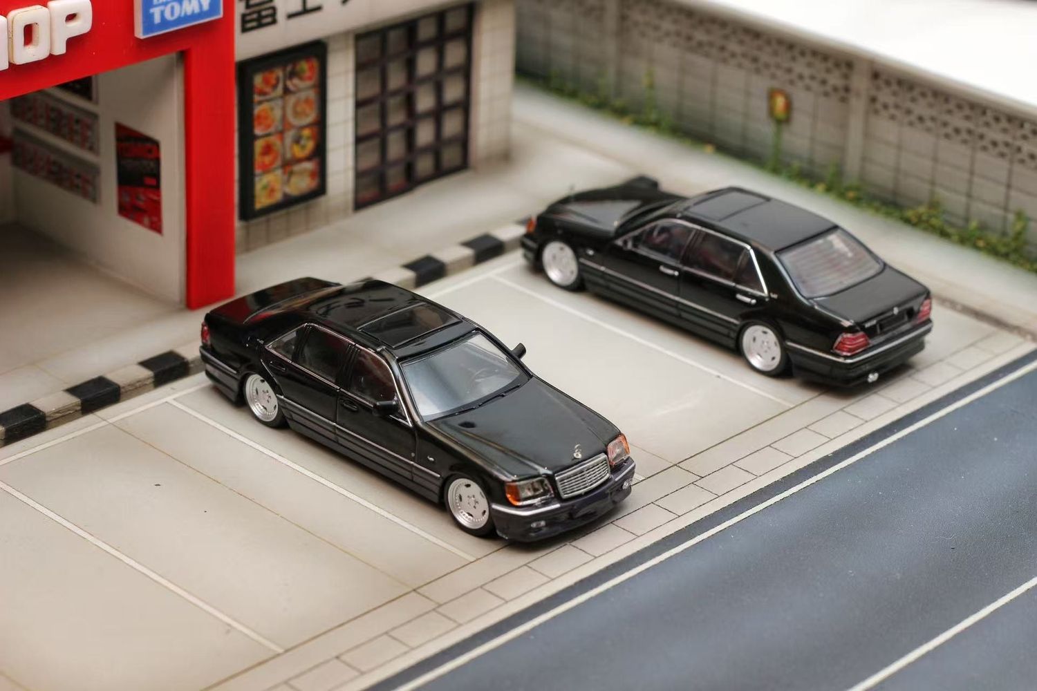 1:64 Street Weapon - Mercedes-Benz W140, black