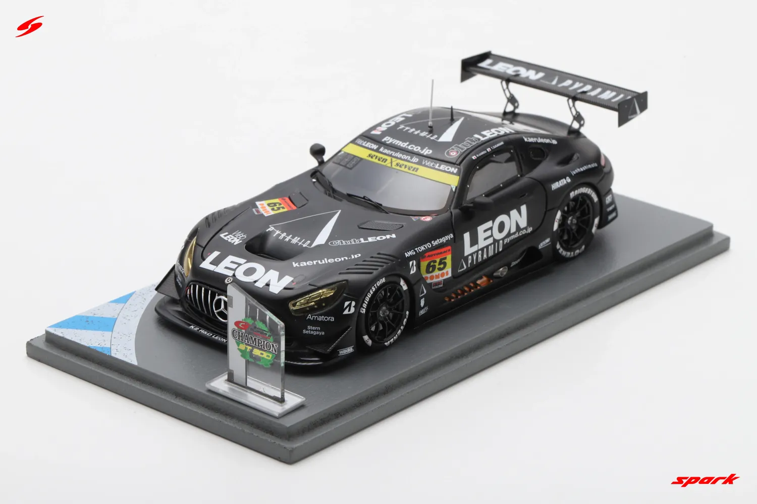 1:43 Spark - LEON PYRAMID AMG K2 R&D LEON RACING No.65 GT300 Class Champion SUPER GT 2025 N. Gamou - T. Suganami with Champion board
