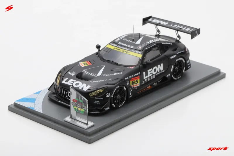 1:43 Spark - LEON PYRAMID AMG K2 R&D LEON RACING No.65 GT300 Class Champion SUPER GT 2025 N. Gamou - T. Suganami with Champion board 1:43 Spark - LEON PYRAMID AMG K2 R&D LEON RACING No.65 GT300 Class Champion SUPER GT 2025 N. Gamou - T. Suganami with Champion board