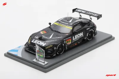 1:43 Spark - LEON PYRAMID AMG K2 R&D LEON RACING No.65 GT300 Class Champion SUPER GT 2025 N. Gamou - T. Suganami with Champion board 1:43 Spark - LEON PYRAMID AMG K2 R&D LEON RACING No.65 GT300 Class Champion SUPER GT 2025 N. Gamou - T. Suganami with Champion board