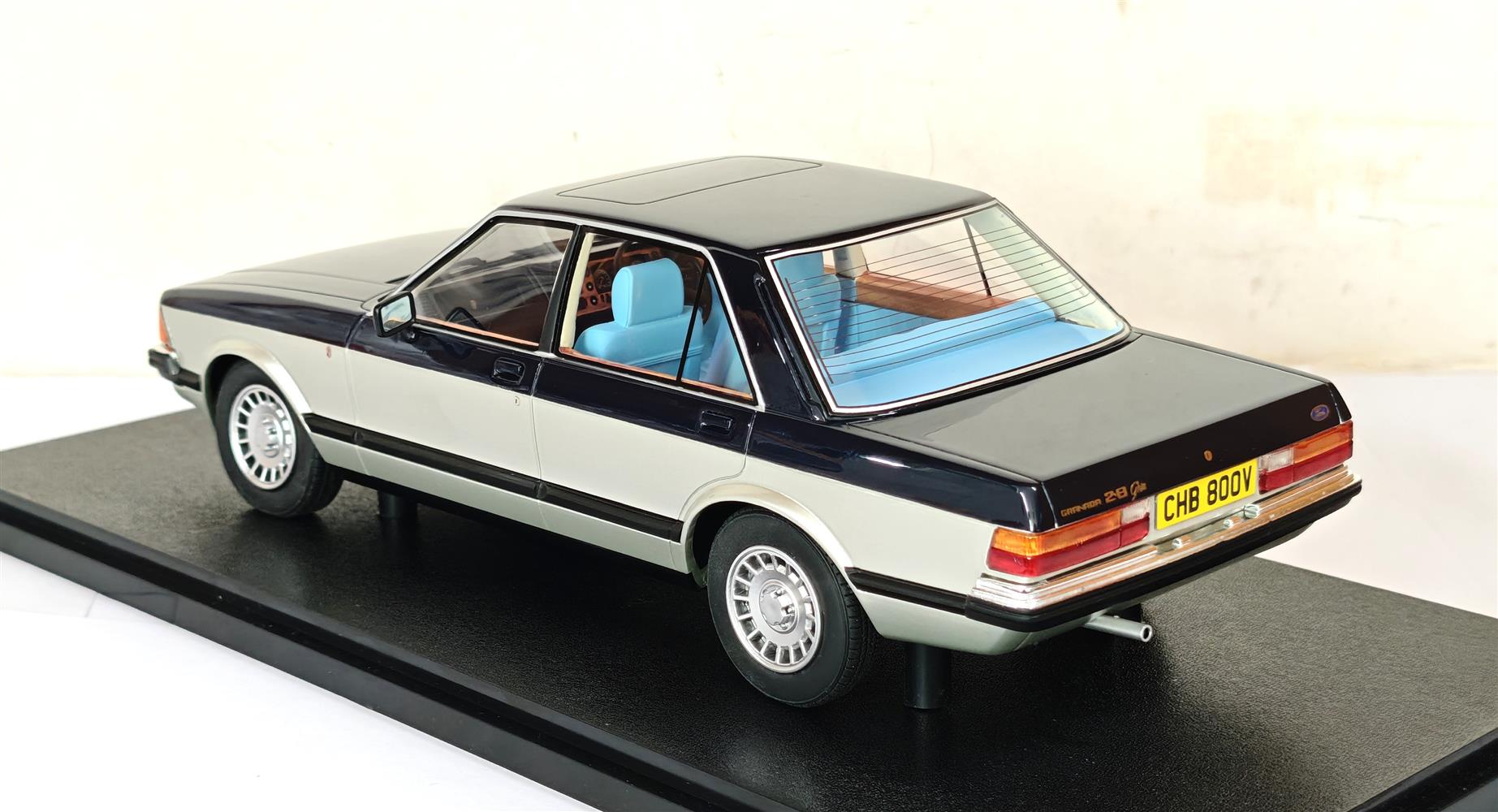 1:18 Cult Models - Ford Granada 2.8 Ghia Sapphire blue/silver
