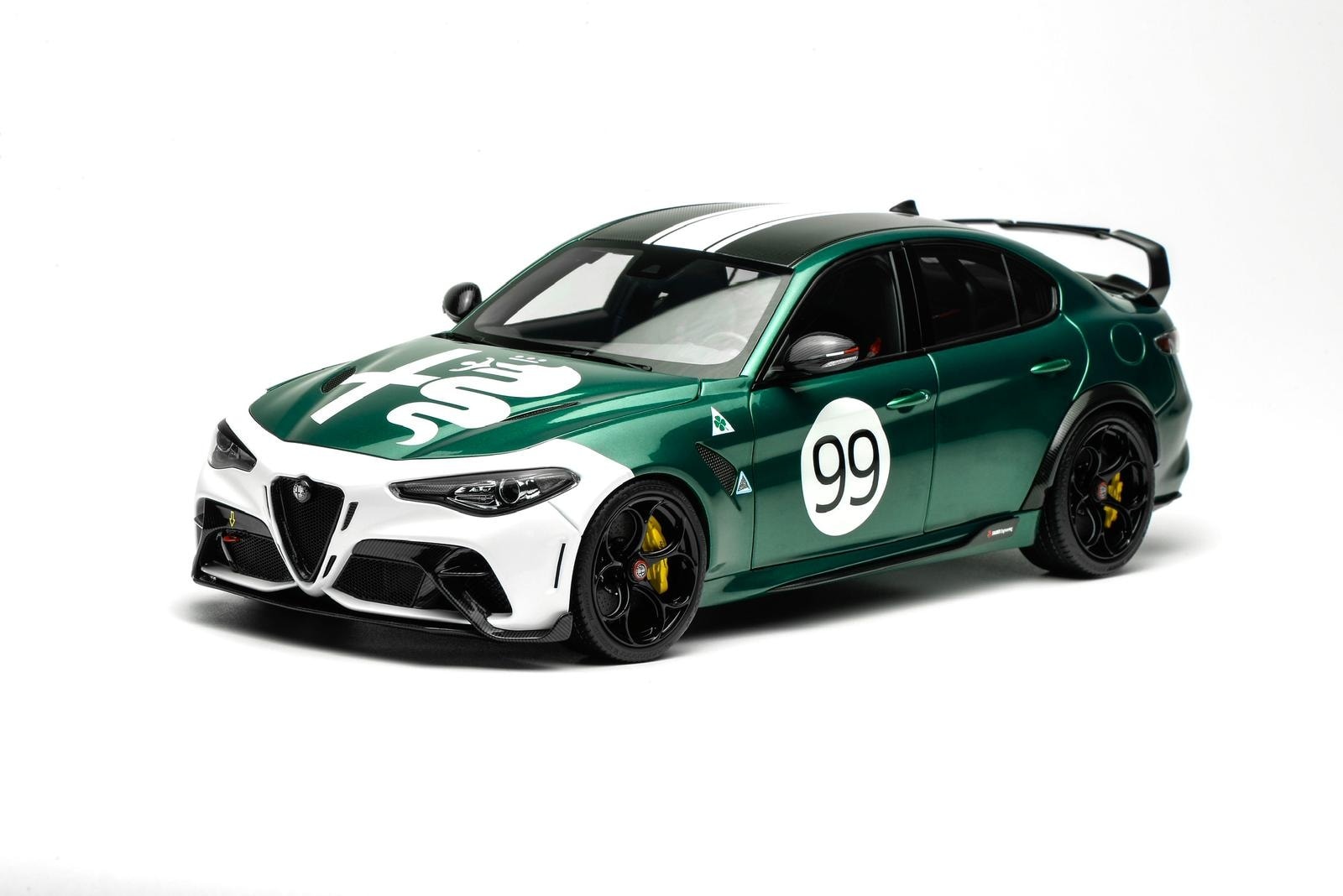 1:18 Motorhelix - 2021 Alfa Romeo Giulia GTAm #99 Green White