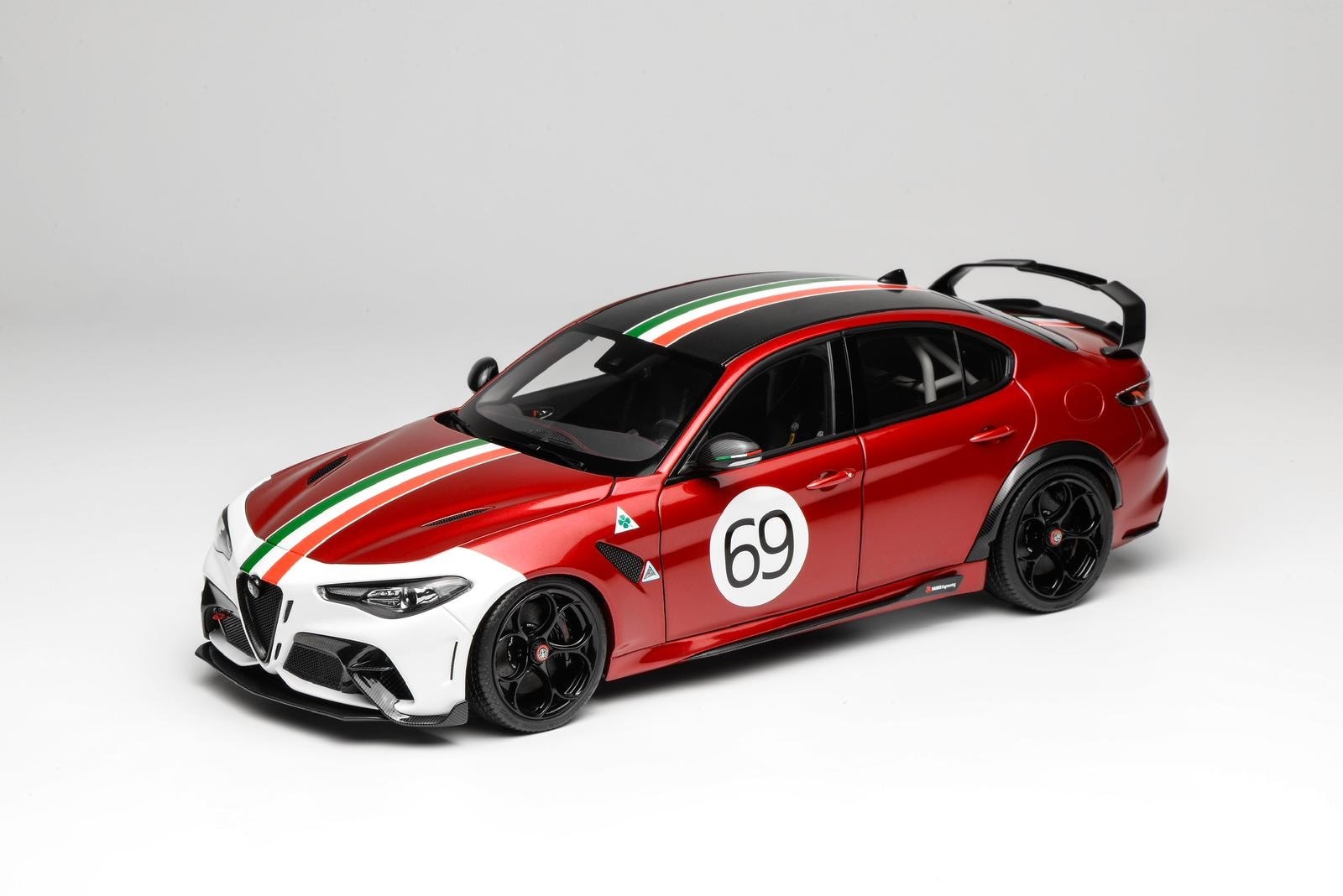 1:18 Motorhelix - 2021 Alfa Romeo Giulia GTAm #69 Red White