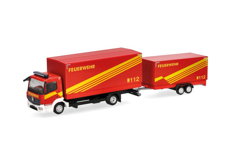 1:87 Herpa - Mercedes-Benz Atego `13 Planen-LKW mit Planen-Anhänger "Feuerwehr GW Logistik"