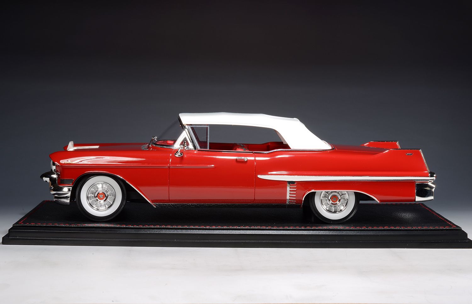 1:18 Stamp Models - 1957 Cadillac Series 62 Convertible Closed roof Dakotah Red