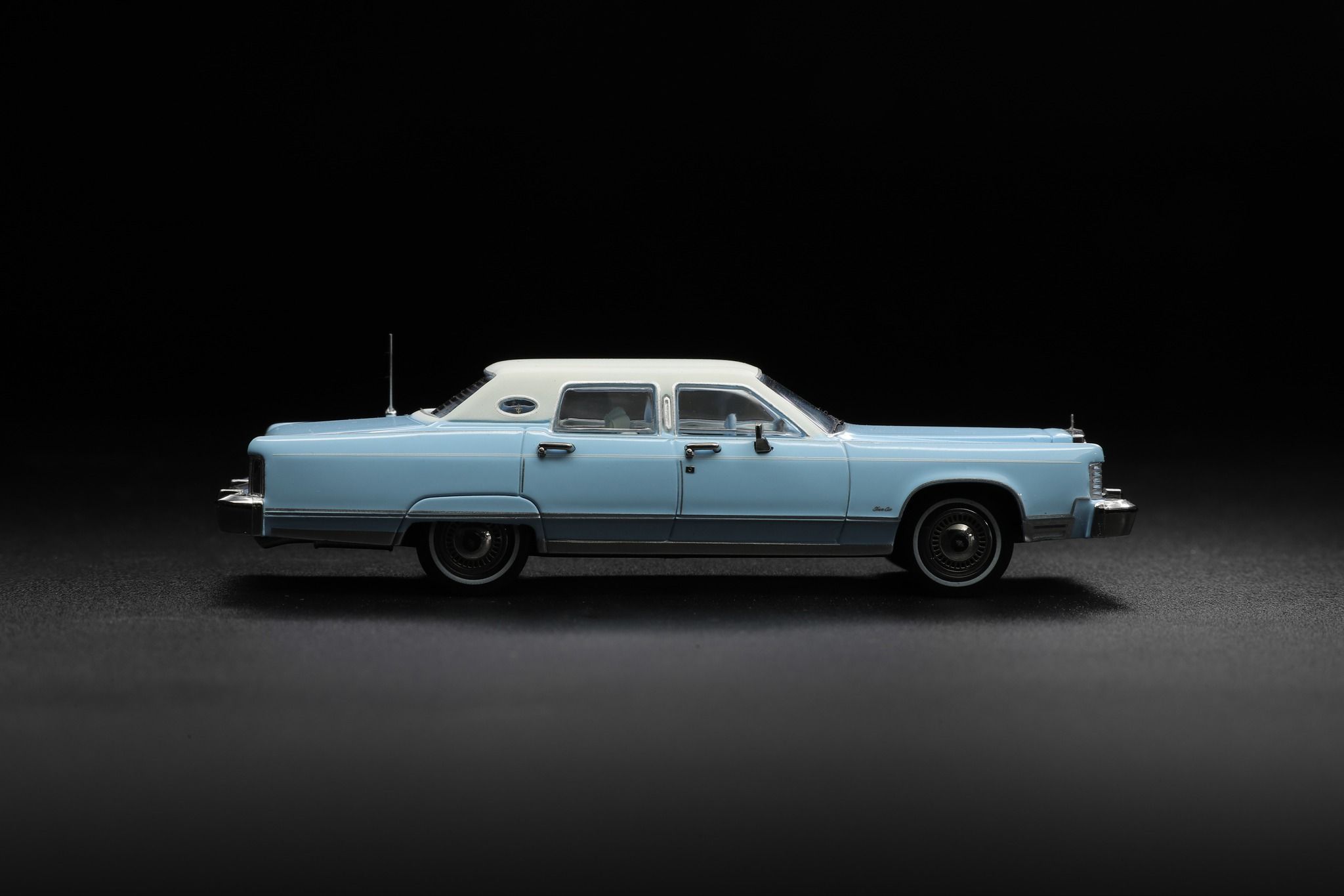 1:64 Sunstar - Lincoln Continental, hellblau/weiss, 1979