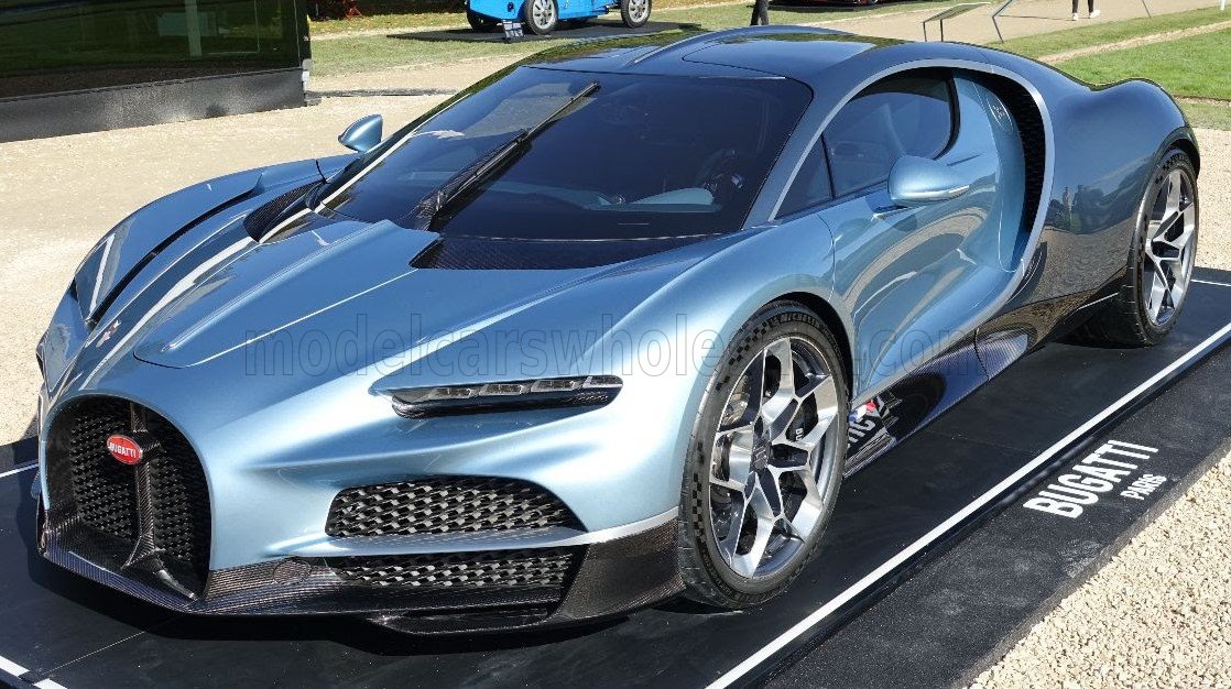1:18 Looksmart - 2025 Bugatti Tourbillon Launch Version Light Blue Carbon *Mit Vitrine*