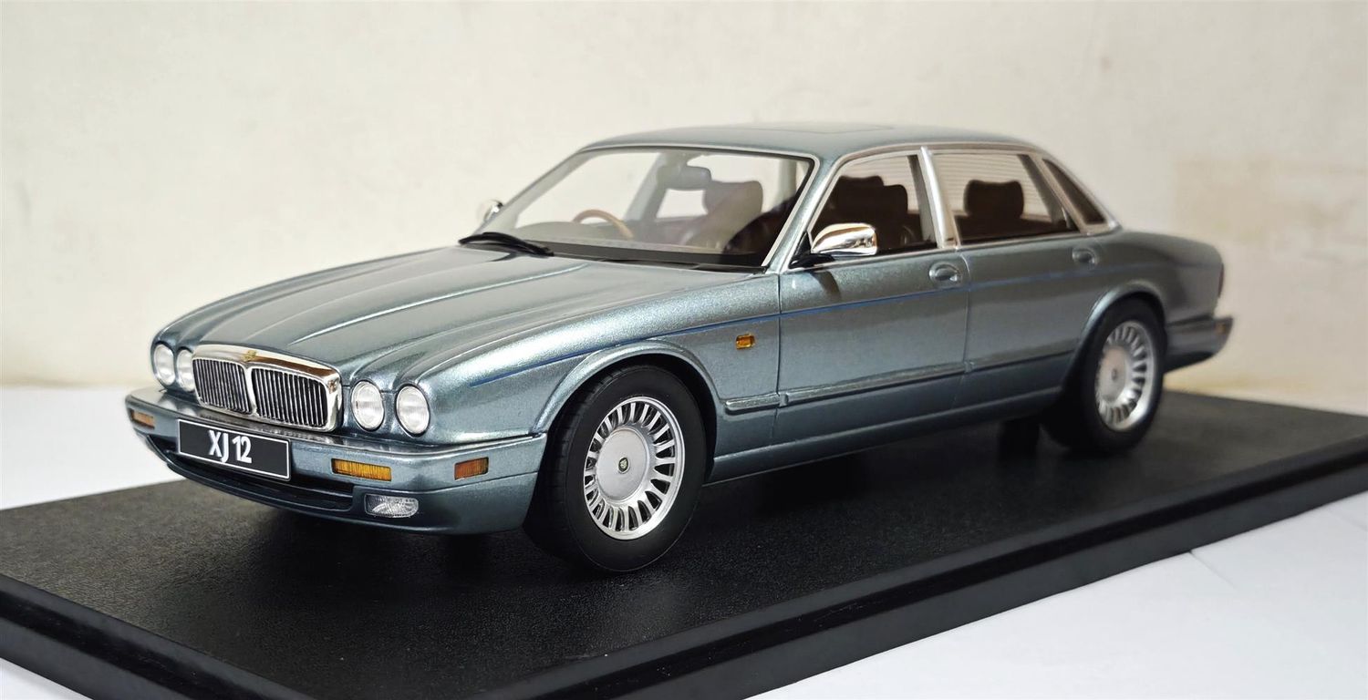 1:18 Cult Models - Jaguar XJ12 Sovereign ice blue 94-97