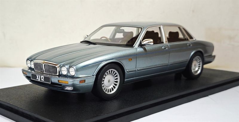 1:18 Cult Models - Jaguar XJ12 Sovereign ice blue 94-97