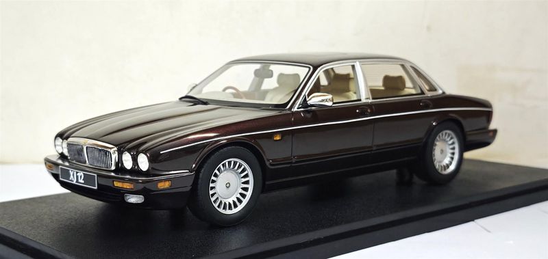 1:18 Cult Models - Jaguar XJ12 Sovereign red 94-97