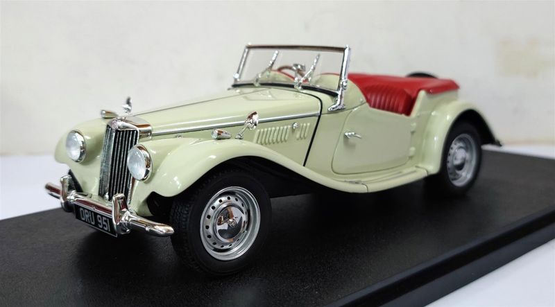 1:18 Cult Models - MG TF white 53-55