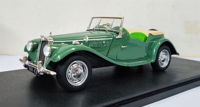 1:18 Cult Models - MG TF green 53-55