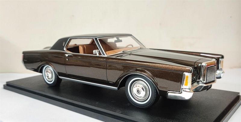 1:18 Cult Models - Lincoln Continental Mark III brown metallic 1971