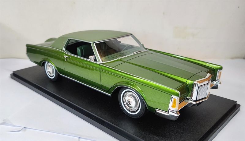 1:18 Cult Models - Lincoln Continental Mark III green metallic 1971