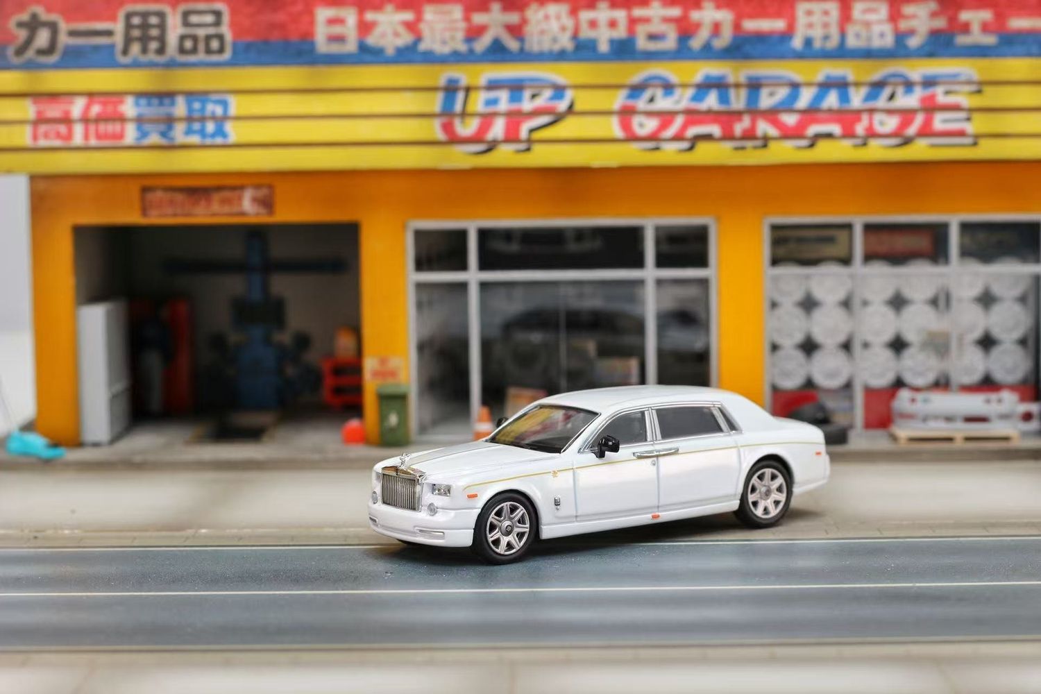 1:64 Street Weapon - Phantom VII, white