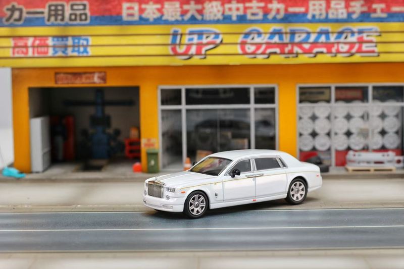 1:64 Street Weapon - Phantom VII, white