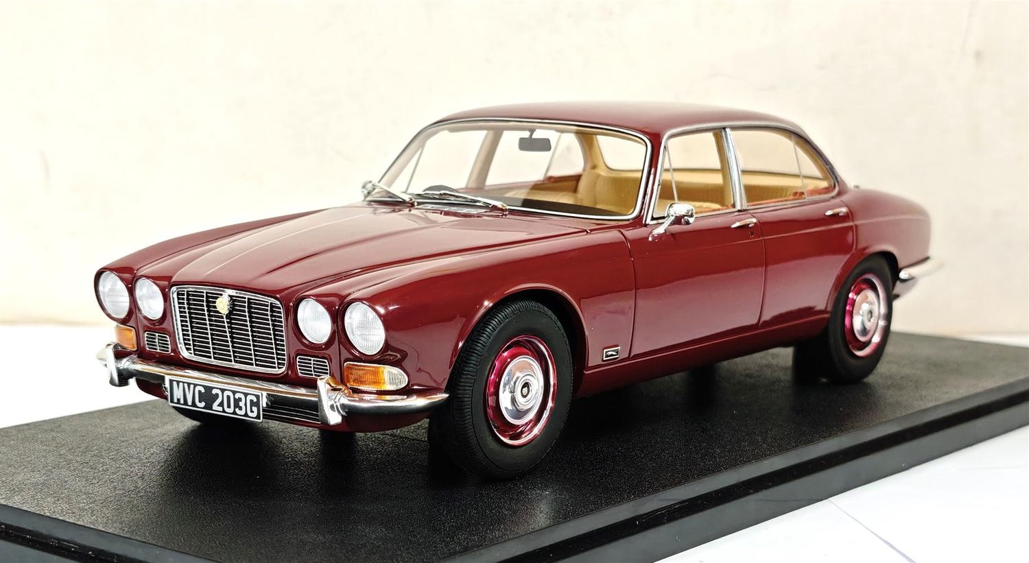 1:18 Cult Models - Jaguar XJ6 4.2 regency red 1968