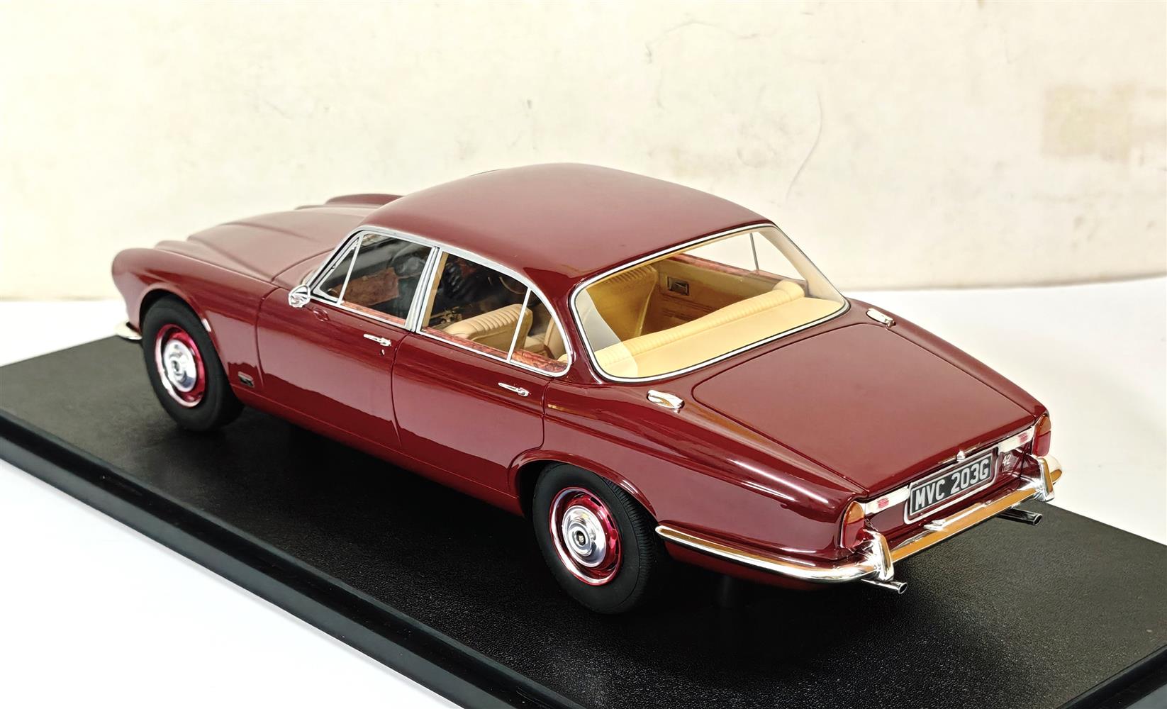 1:18 Cult Models - Jaguar XJ6 4.2 regency red 1968